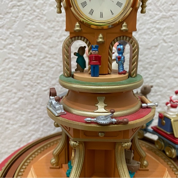 Hallmark THE MERRY OLD TOYMAKER 10" Musical Animated Santa Clock Tabletop Decor - Picture 9 of 16